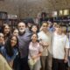 Grupo de personas en una librería durante un evento cultural