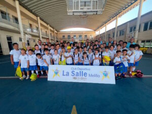 Grupo de niños en el campamento de baloncesto del Club Deportivo La Salle