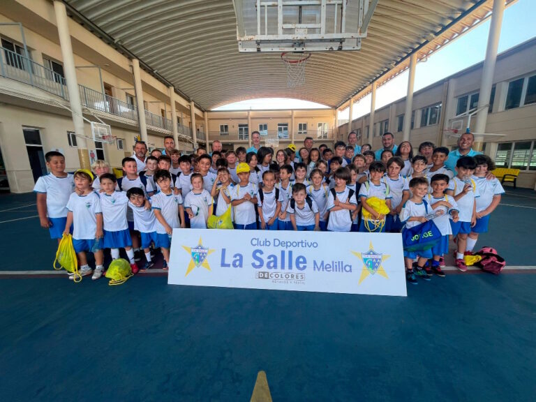 Grupo de niños en el campamento de baloncesto del Club Deportivo La Salle