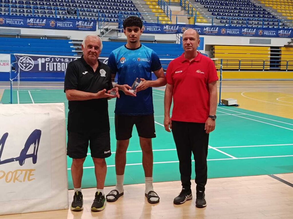Entrega de trofeos en el VIII Memorial Sánchez Mota de bádminton
