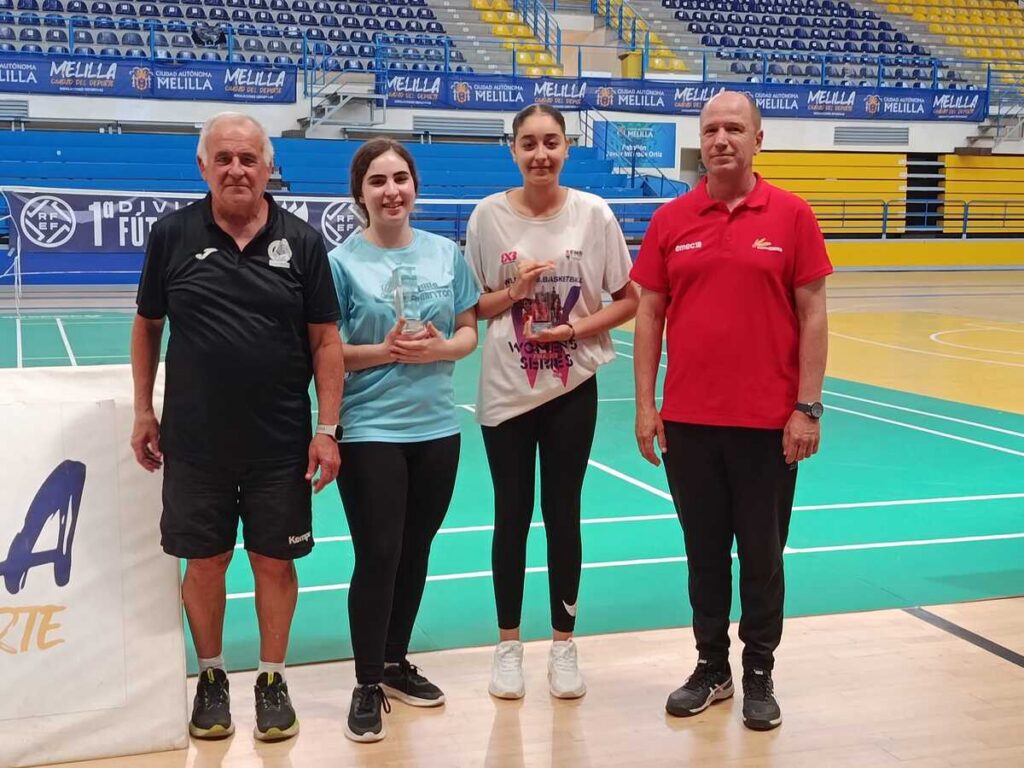 Entrega de trofeos a campeonas de dobles femenino en torneo de bádminton