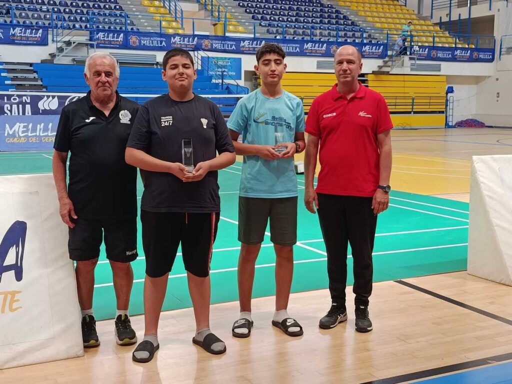 Campeones de dobles masculino sub-15 en el torneo de bádminton