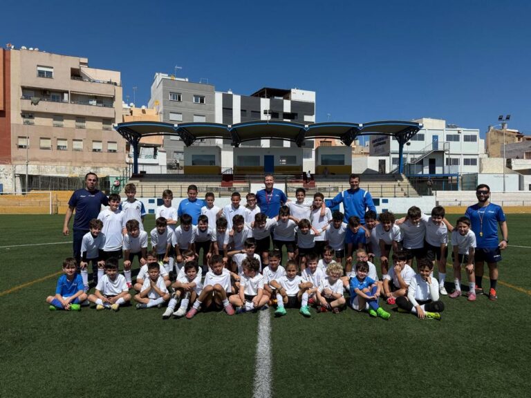 Grupo de niños en el campus de verano de fútbol en Melilla