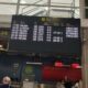 Pantalla de salidas con vuelos cancelados y retrasados en el aeropuerto de Melilla