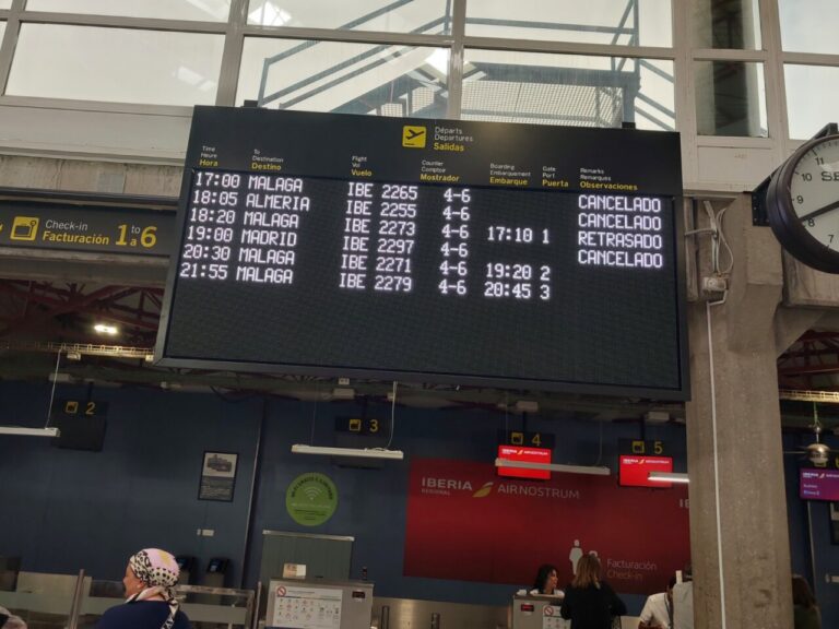 Pantalla de salidas con vuelos cancelados y retrasados en el aeropuerto de Melilla