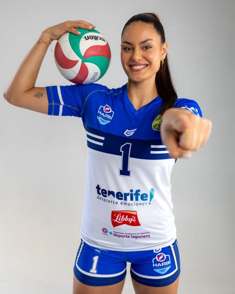 Carolina Camino posando con un balón de voleibol en uniforme del Tenerife