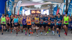 Corredores en la VII Carrera Nocturna Ciudad de Melilla en la Plaza Multifuncional.