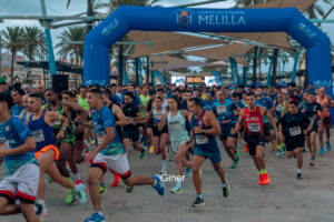 Corredores participando en la VIII Carrera Nocturna de Melilla