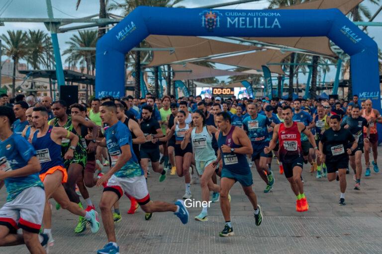 Corredores participando en la VIII Carrera Nocturna de Melilla