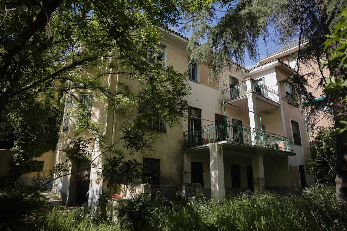 Vista exterior de la casa de Vicente Aleixandre en Madrid rodeada de vegetación