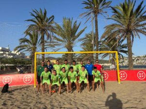 Equipo masculino del C.D. Higicontrol en la playa tras su victoria