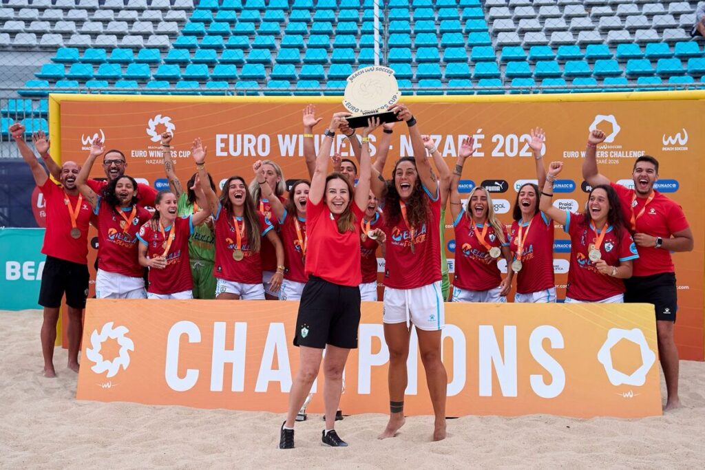 Jugadoras del C.D. Higicontrol Melilla celebrando su victoria en la Euro Winners Cup
