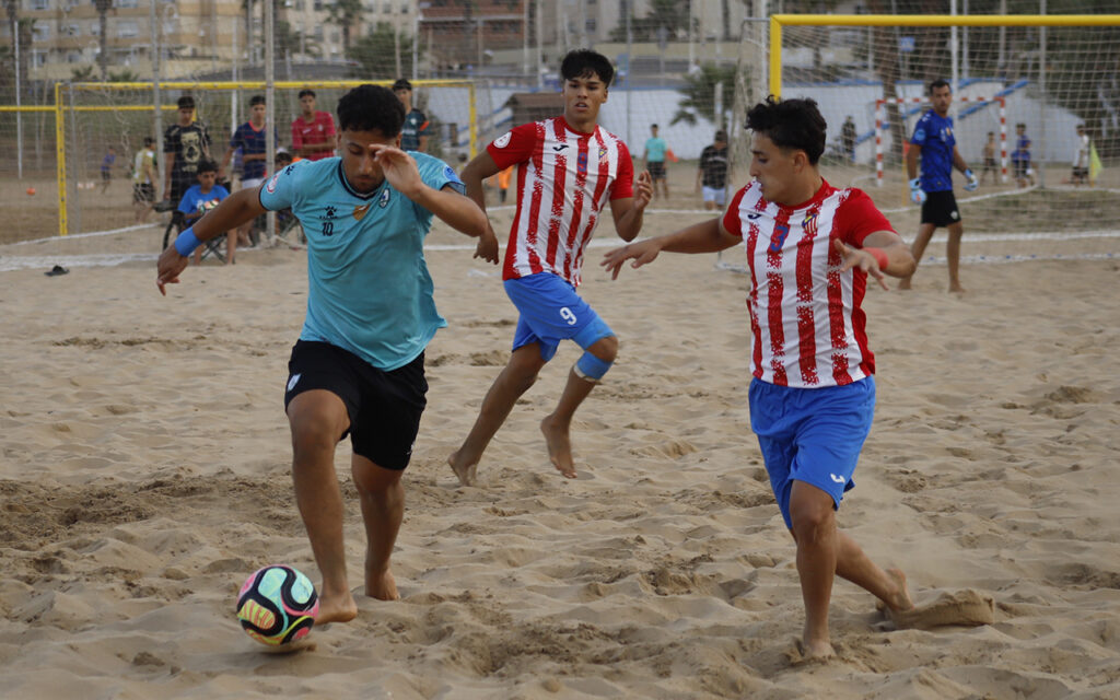 Jugadores de fútbol playa en un emocionante partido en la playa de San Lorenzo.