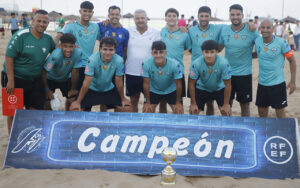 Equipo C.D. Higicontrol Melilla posando con el trofeo de campeón