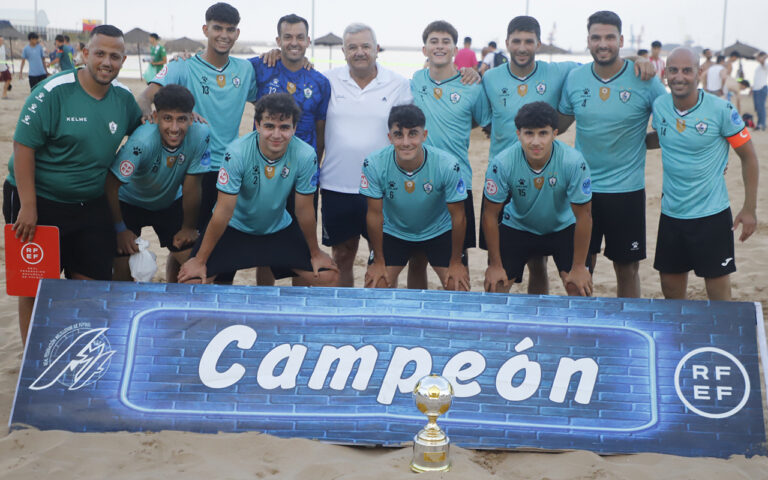 Equipo C.D. Higicontrol Melilla posando con el trofeo de campeón
