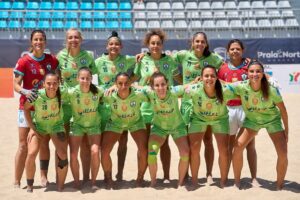 Equipo del C.D. Higicontrol Melilla en la playa, celebrando victorias.