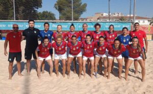 Equipo de fútbol femenino del C.D. Higicontrol Melilla en la playa