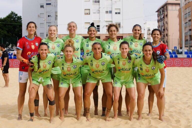Equipo femenino del C.D. Higicontrol Melilla posando en la playa