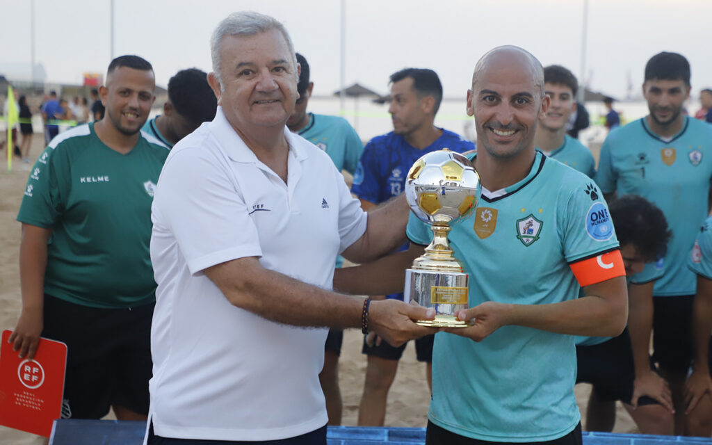 Entrega del trofeo al C.D. Higicontrol Melilla tras ganar la liga de fútbol playa