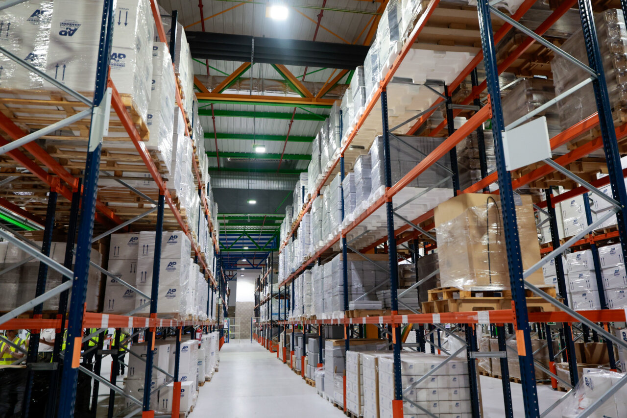 Interior del Centro Militar de Farmacia con estanterías llenas de productos