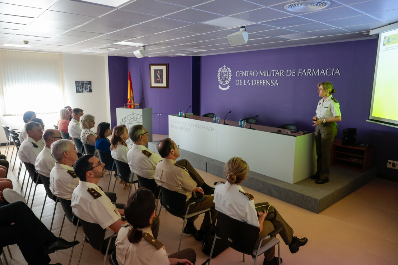 Conferencia en el Centro Militar de Farmacia con asistentes y ponente