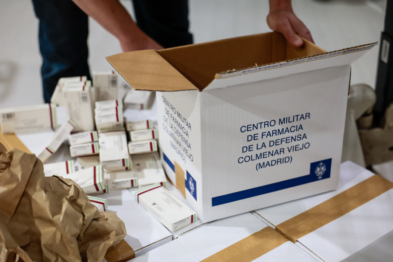 Caja del Centro Militar de Farmacia con medicamentos en un entorno de trabajo