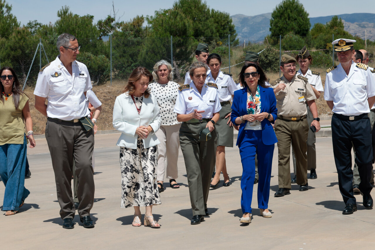 Grupo de personas caminando en el Centro Militar de Farmacia