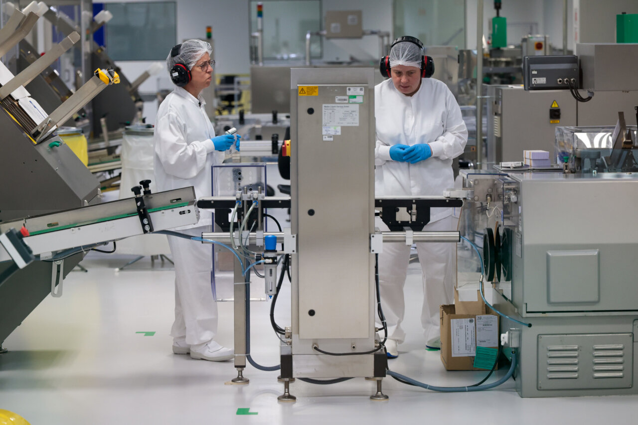 Trabajadores en el Centro Militar de Farmacia en un entorno de laboratorio
