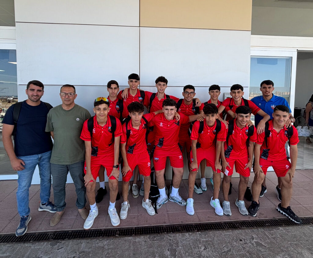 Equipo de fútbol cadete masculino del C.F. Rusadir posando en grupo