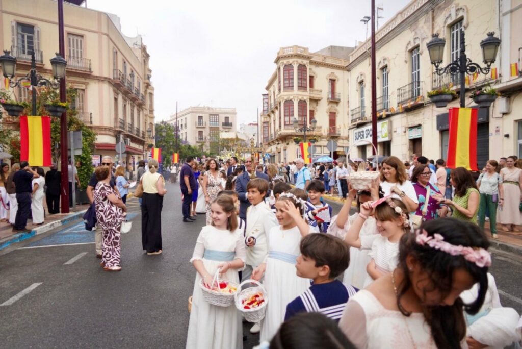 Procesión de Corpus Christi en Melilla con niños y adultos en la calle