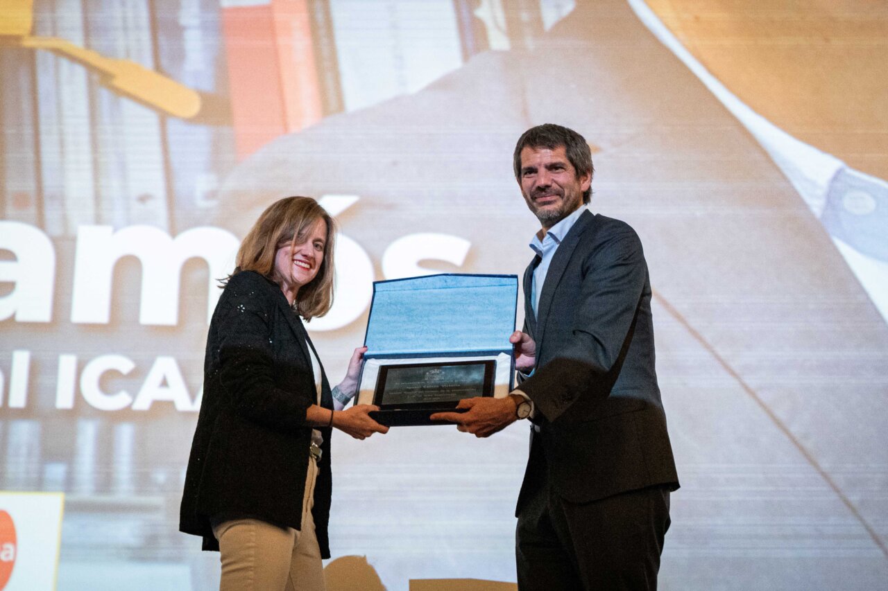 Entrega de un reconocimiento en el Cine Doré por Ignasi Camos