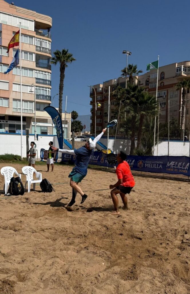 Jugadores compitiendo en el Circuito Nacional de Tenis Playa en Melilla