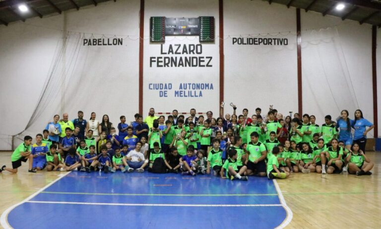Grupo de jóvenes deportistas en el Pabellón Lázaro Fernández tras la entrega de trofeos