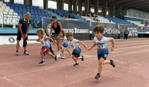 Jóvenes atletas compitiendo en el mitin de medio fondo en Melilla