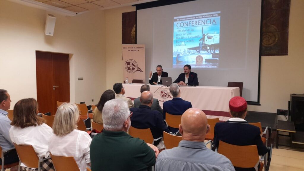 Asistentes a la conferencia sobre hitos aeronáuticos en el Real Club Marítimo de Melilla