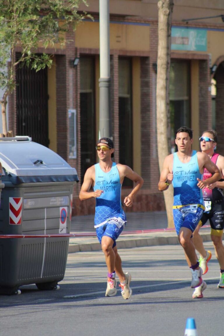 Atletas del Club Triatlón Melilla corriendo en competición