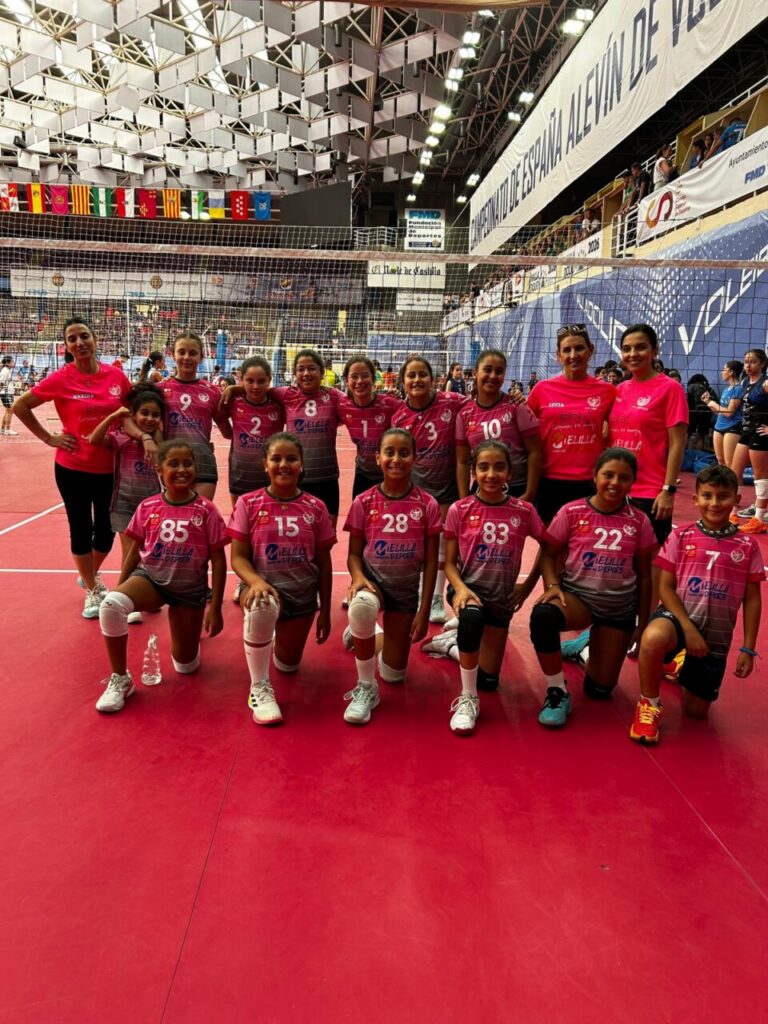 Equipo femenino alevín del Club Voleibol Melilla en el campeonato