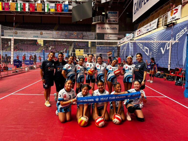 Equipo femenino alevín del Club Voleibol Melilla en el campeonato