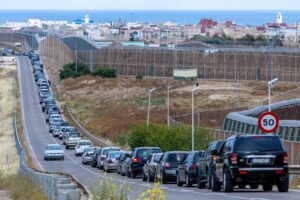 Vista de largas colas de vehículos en la frontera de Beni Enzar en Melilla