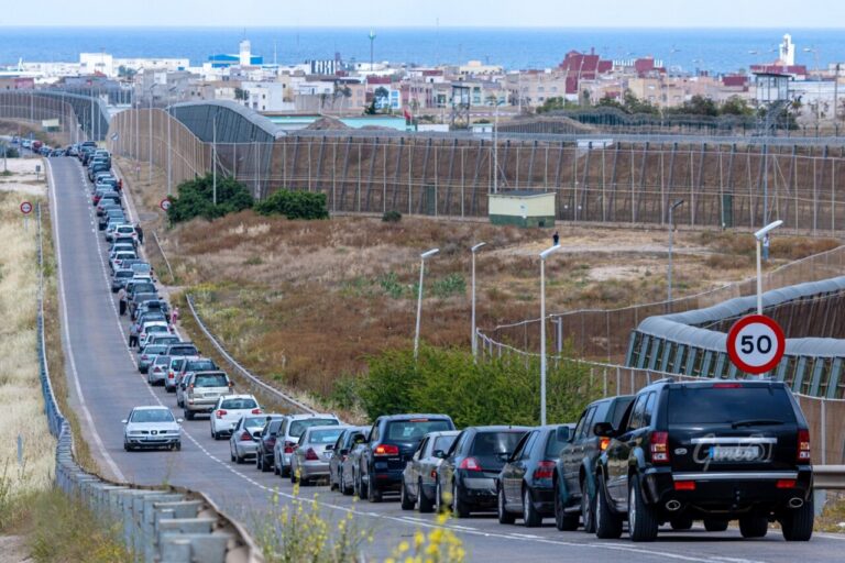 Vista de largas colas de vehículos en la frontera de Beni Enzar en Melilla