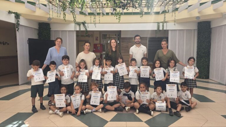 Alumnos de Educación Infantil del Colegio Enrique Soler con diplomas de inglés BEDA