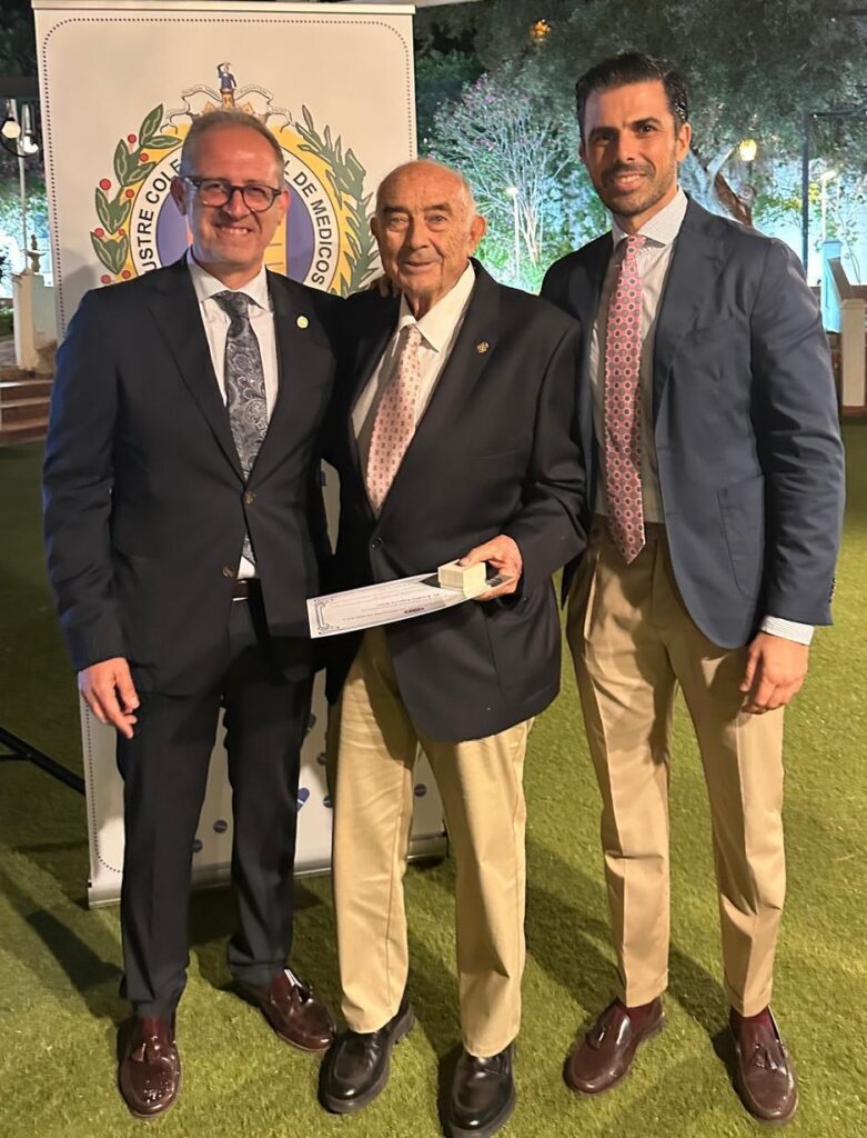 Tres hombres posando en un evento del Colegio de Médicos de Melilla