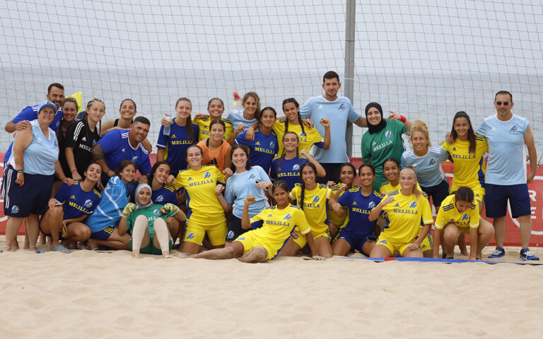 Equipo femenino de fútbol playa Sub 20 de Melilla posando en la arena