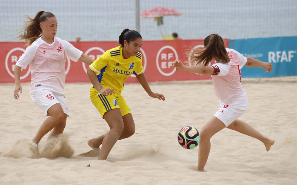 Jugadoras compitiendo en un partido de fútbol playa Sub 20 en Melilla