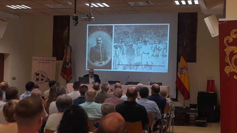 Asistentes a la conferencia sobre los laureados de Regulares de Melilla