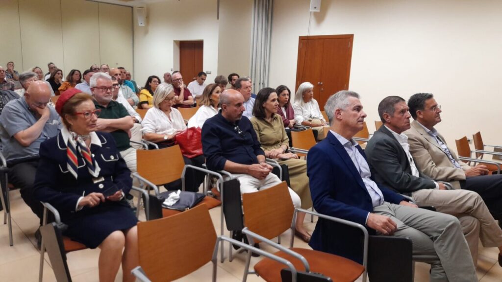 Asistentes a la conferencia en el Real Club Marítimo de Melilla