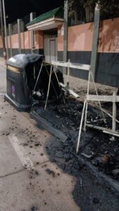 Contenedor de basura quemado en Melilla con residuos alrededor
