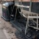 Contenedor de basura quemado en Melilla con residuos alrededor
