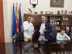 Firma de convenio entre la Consejería de Medio Ambiente y la Asociación de Autónomos del Taxi