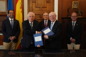 Firma de convenio entre el Gobierno local y la Real Academia de Medicina
